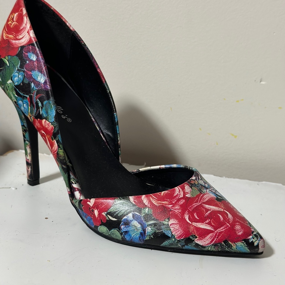 Beautiful floral print pumps